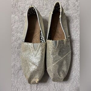 TOMS Women's Shimmering Silver Flats Size 7W
